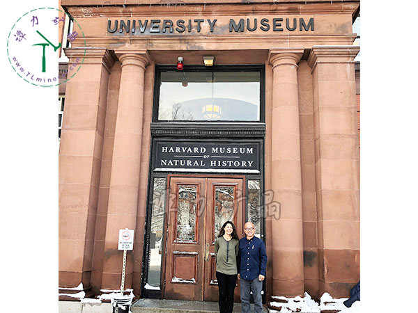 哈佛大學礦物博物館館長Raquel-Alonso-Perez拉奎爾·阿隆索·佩雷斯（左），譚力（右）